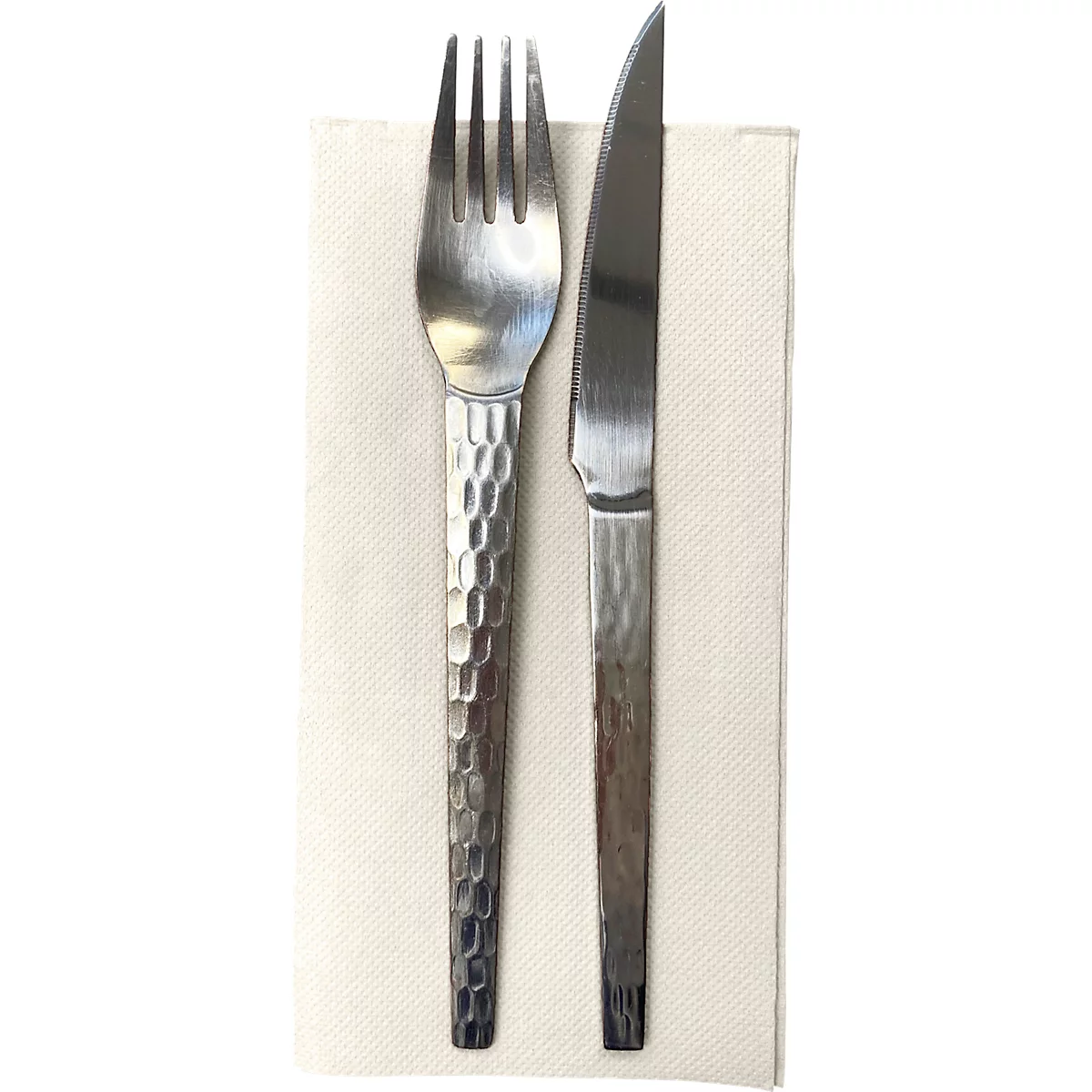 Fourchette et couteau en métal sur une serviette en papier carrée. Les deux ont des poignées texturées.