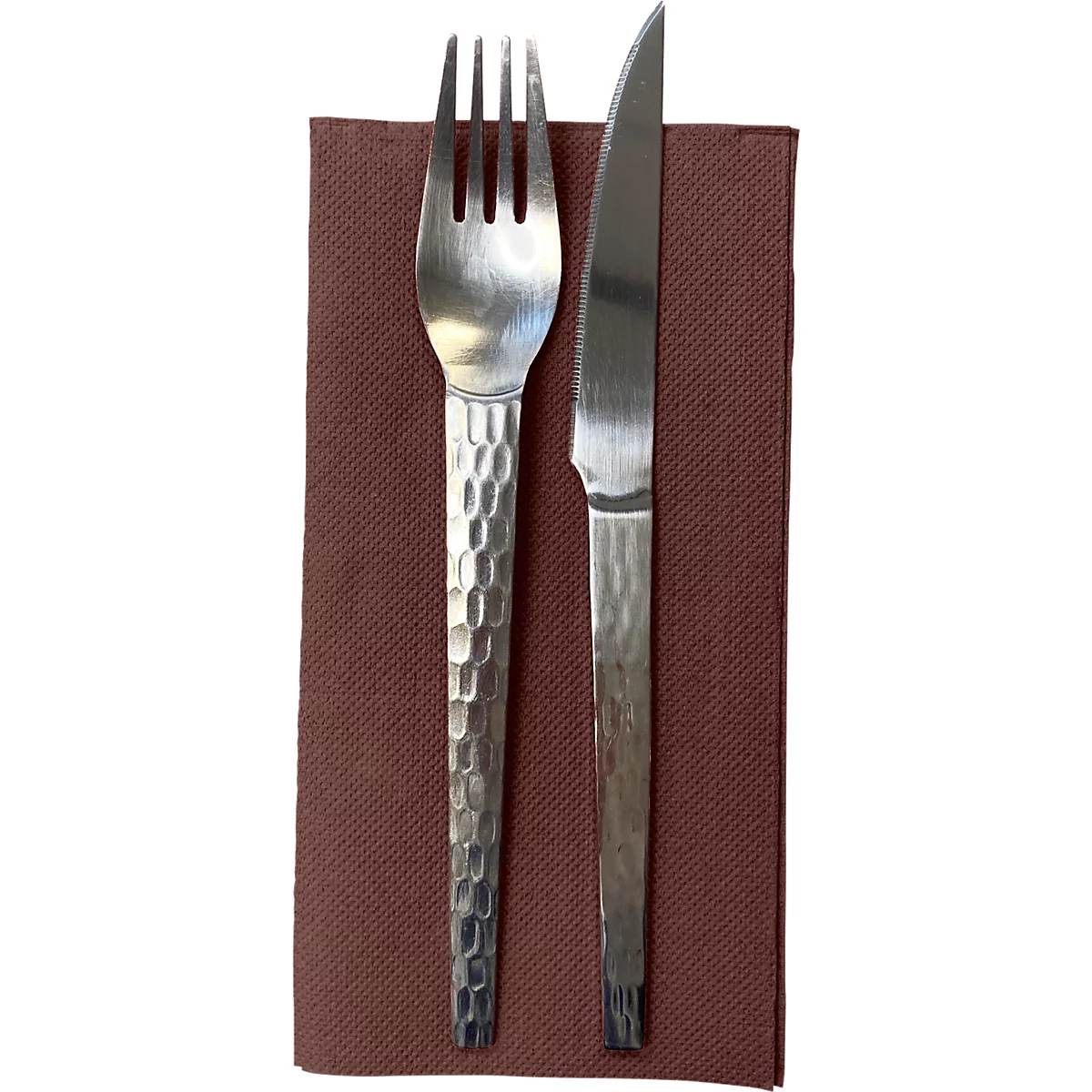 Fourchette et couteau sur une serviette en papier marron. Les couverts ont un motif martelé.