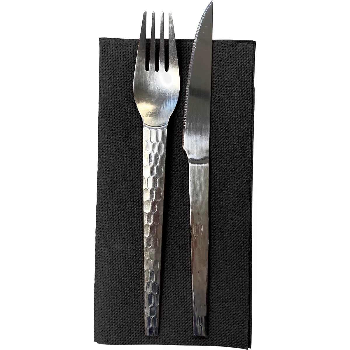 Fourchette et couteau en acier inoxydable sur tissu noir.