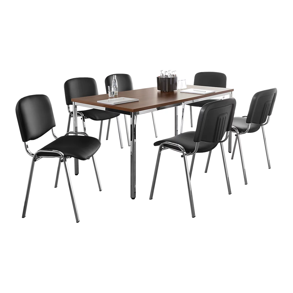 Table de conférence avec six chaises noires, sur fond blanc. Sur la table se trouvent des bouteilles d'eau et un bloc-notes.