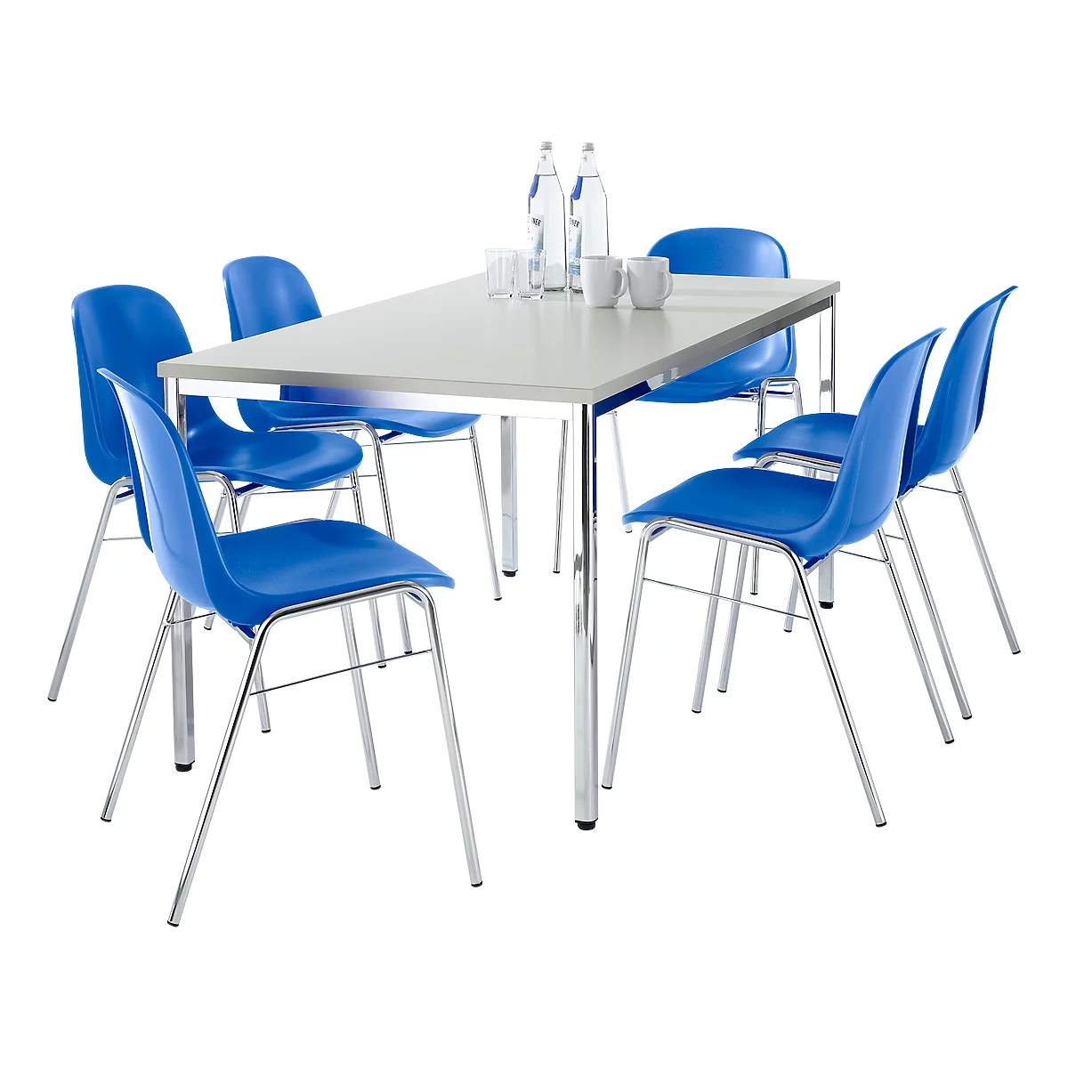Une table rectangulaire avec six chaises bleues. Sur la table se trouvent des bouteilles d'eau, des verres et des tasses.