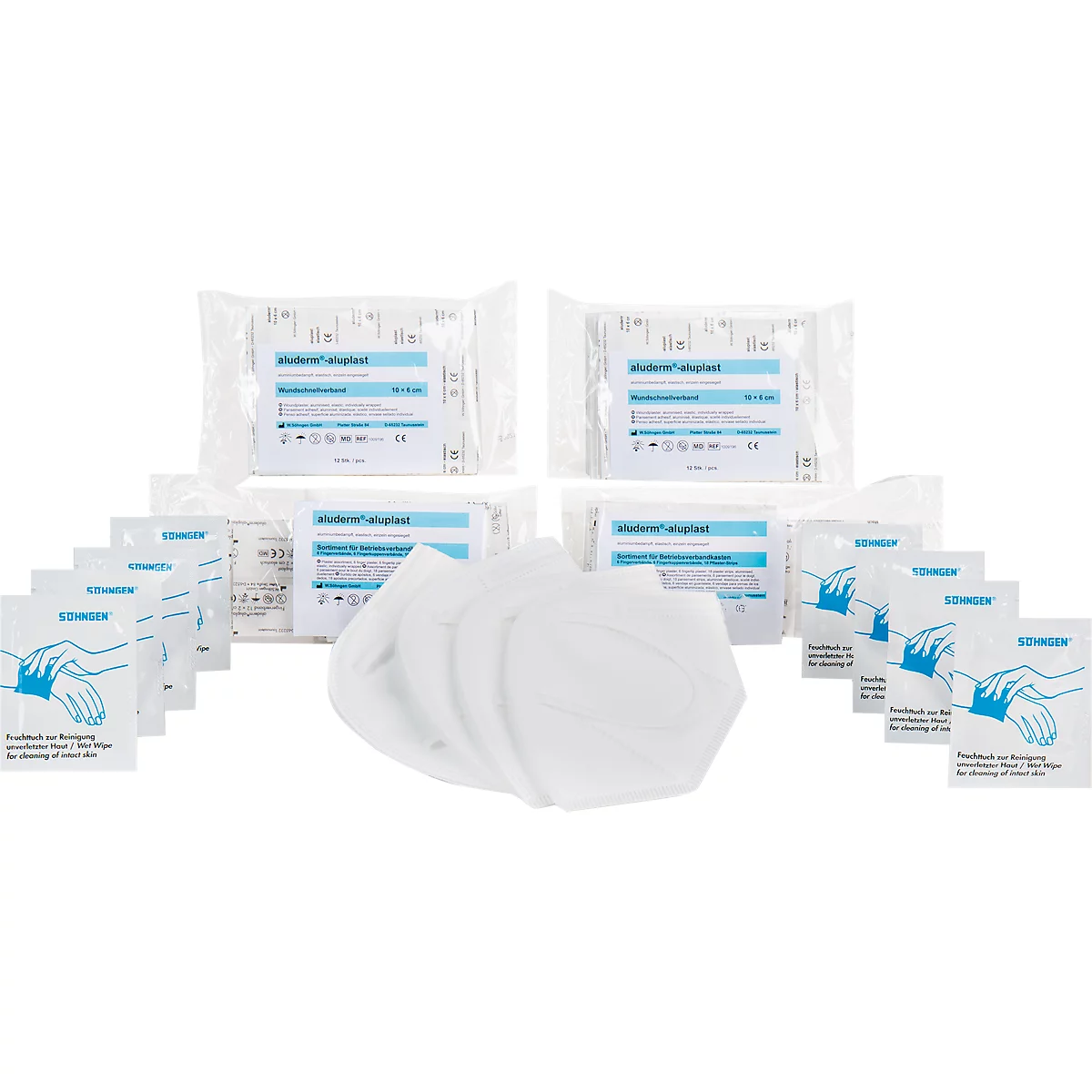 Plusieurs masques de protection, pansements et lingettes désinfectantes reposent sur un fond blanc. Les étiquettes sont partiellement reconnaissables.