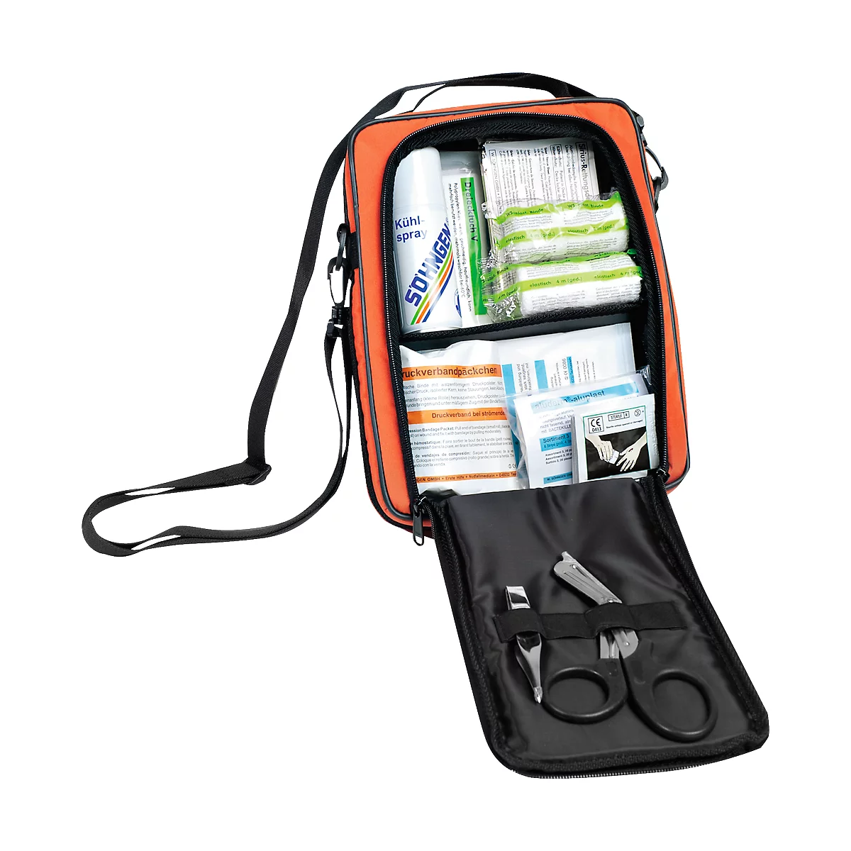 Sac de premiers soins orange ouvert avec bandages et ciseaux.