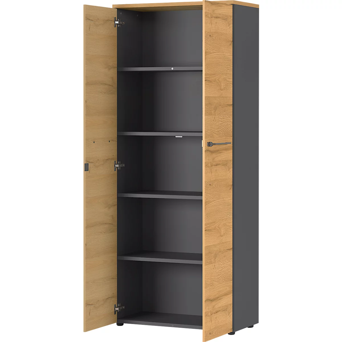 Armoire ouverte avec façades en bois clair et étagères grises. La porte gauche est grande ouverte, la droite presque fermée.