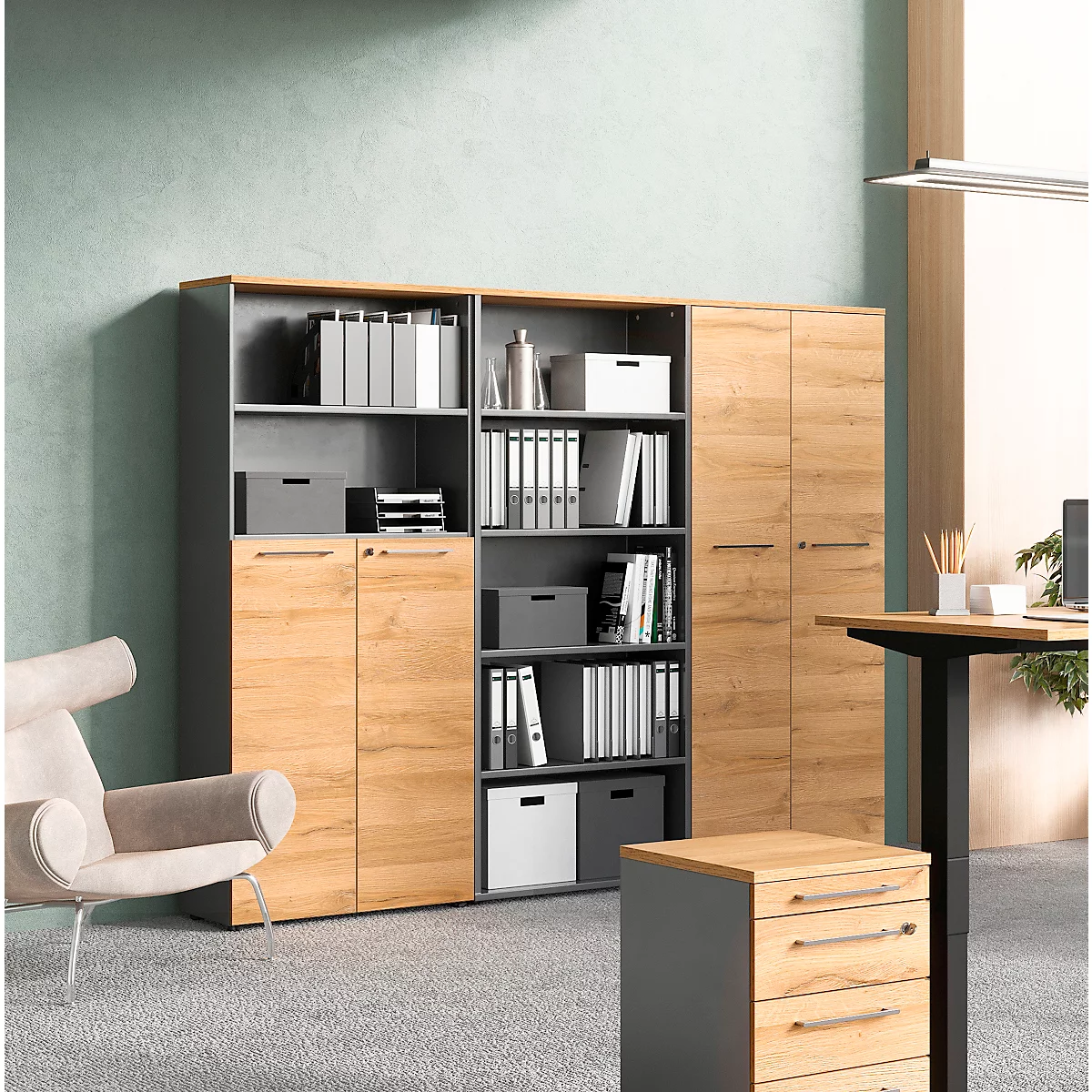 Un bureau avec des meubles en bois, dont une étagère avec des classeurs, un bureau et une chaise.