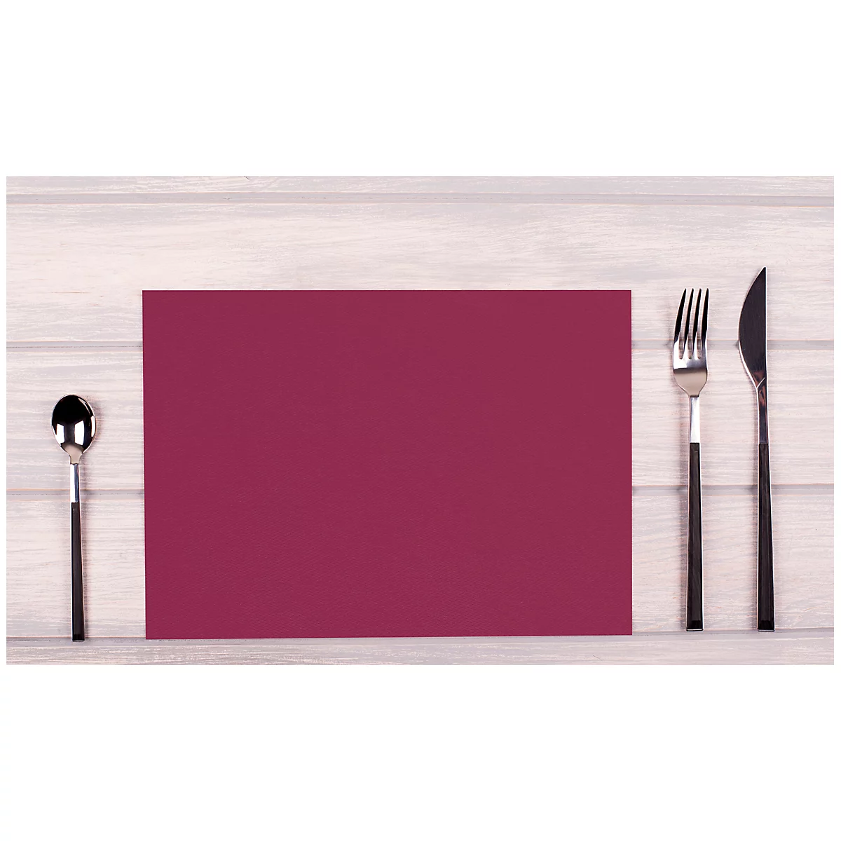 Vue aérienne : Assiette avec couverts, soigneusement disposés.