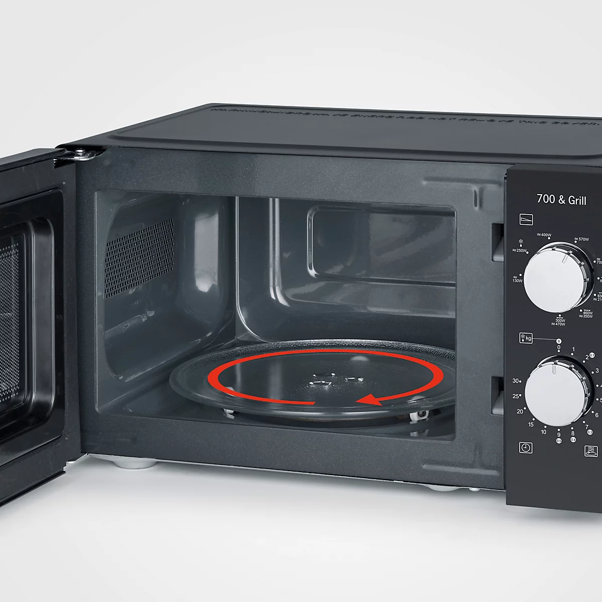 Schwarze Mikrowelle mit offener Tür. Ein Drehteller mit Pfeil ist zu sehen. Auf dem Bedienfeld steht '700 & Grill'.