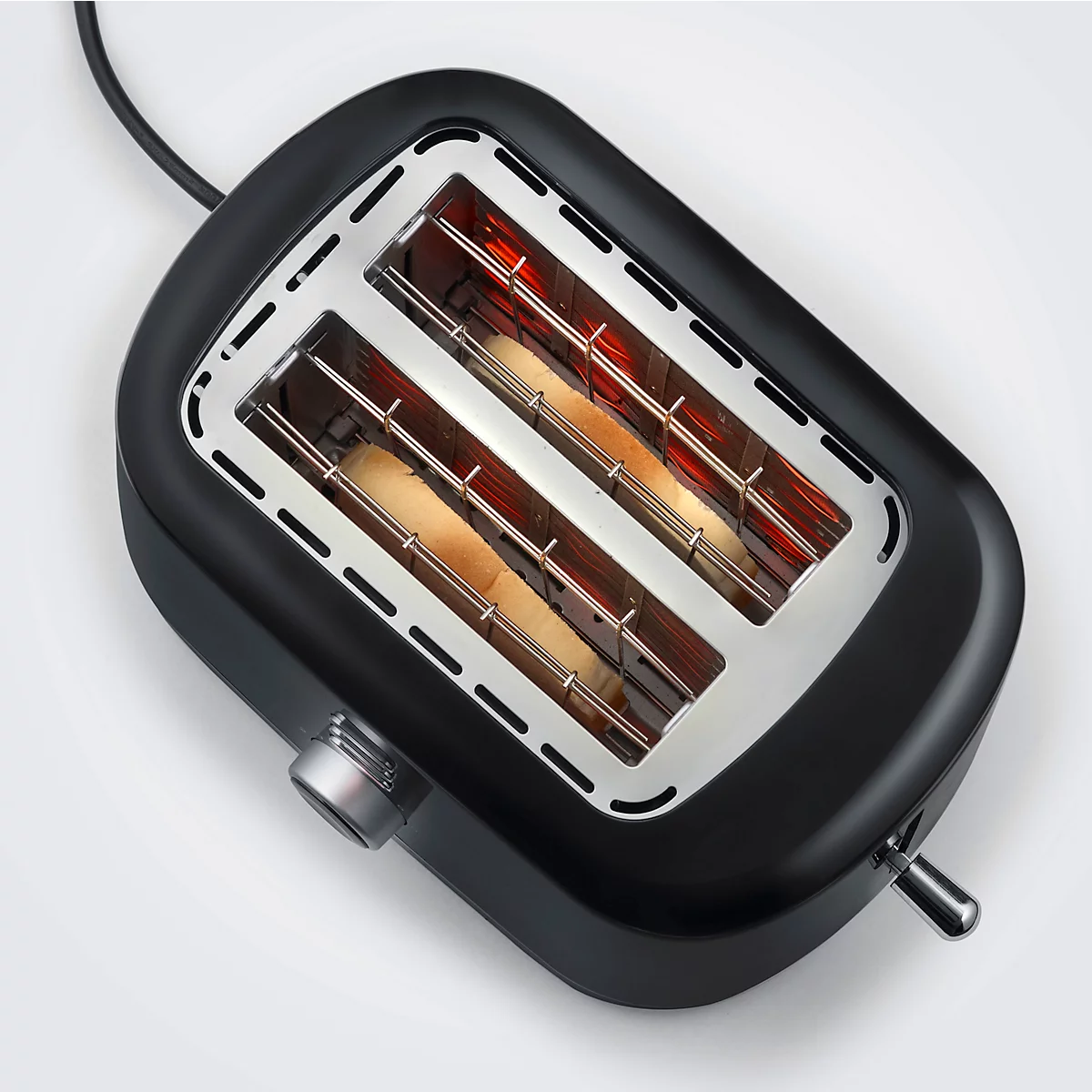 Schwarzer Toaster mit zwei Schlitzen, das Innere glüht rot.