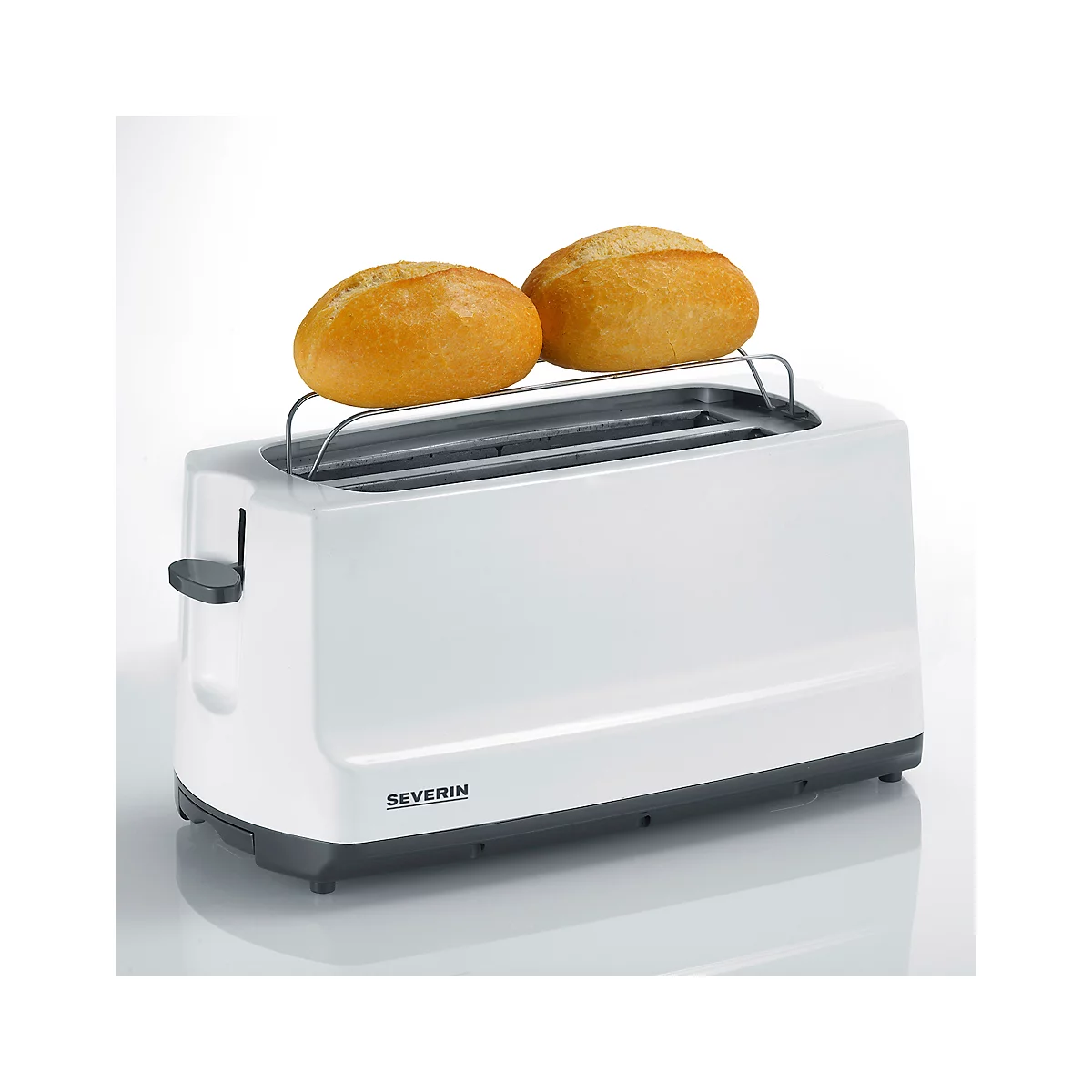 Weißer Toaster mit zwei Brötchen. Oben, aus Metall. Aufschrift: SEVERIN.