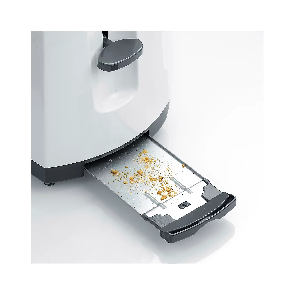 Nahaufnahme eines Toasters mit herausgezogener Krümelschublade, gefüllt mit Brotkrümeln.