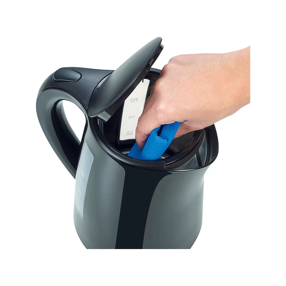 Une main nettoie l'intérieur d'une bouilloire noire avec un chiffon bleu, couvercle ouvert.