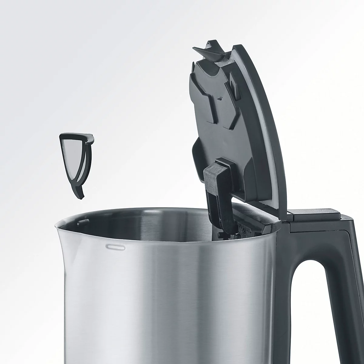 Détail d'une bouilloire. Couvercle ouvert, filtre à côté. Acier inoxydable et plastique noir.