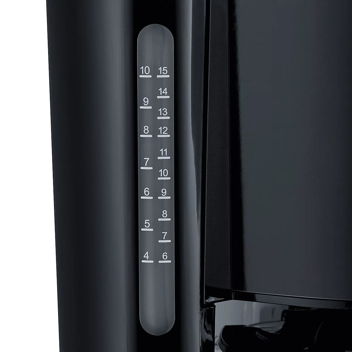 Gros plan sur une cafetière noire avec un indicateur de niveau d'eau et des chiffres. L'affichage montre la quantité d'eau actuelle.