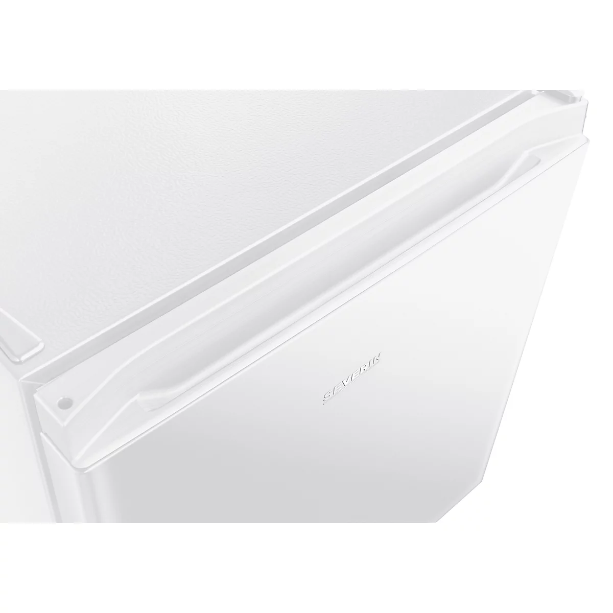 Detailopname van een witte koelkast met een verzonken handgreep en de tekst SEVERIN.