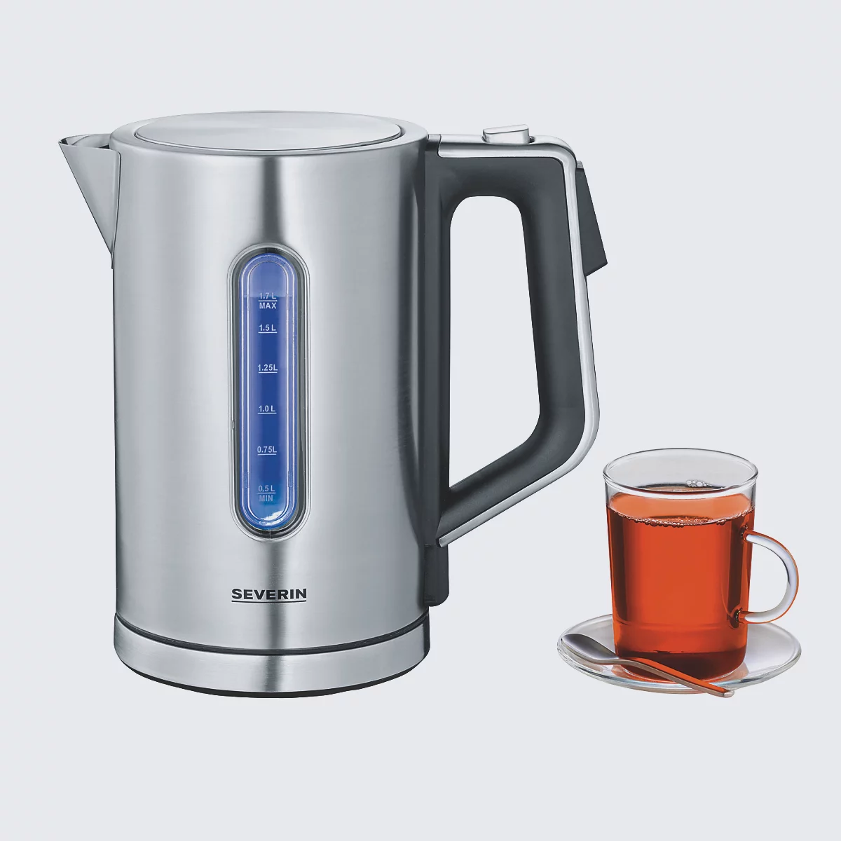 Edelstahl Wasserkocher mit blau leuchtender Wasserstandsanzeige und einer Tasse Tee.