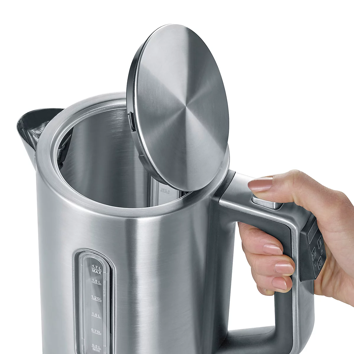 Nahaufnahme eines Wasserkochers aus Edelstahl mit geöffnetem Deckel, Hand drückt Knopf.