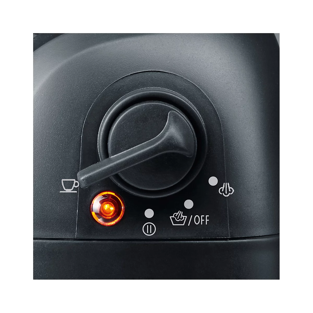 Nahaufnahme: Ein schwarzer Drehknopf einer Kaffeemaschine. Der Knopf steht auf Kaffee-Symbol. Orangefarbenes Licht leuchtet daneben.