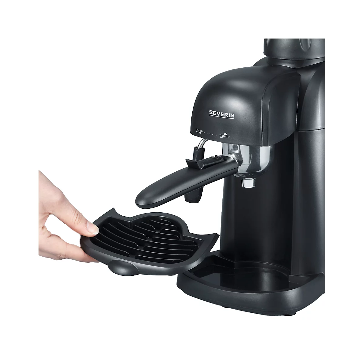 Nahaufnahme einer schwarzen Espressomaschine der Marke Severin. Eine Hand hält das Tropfgitter.