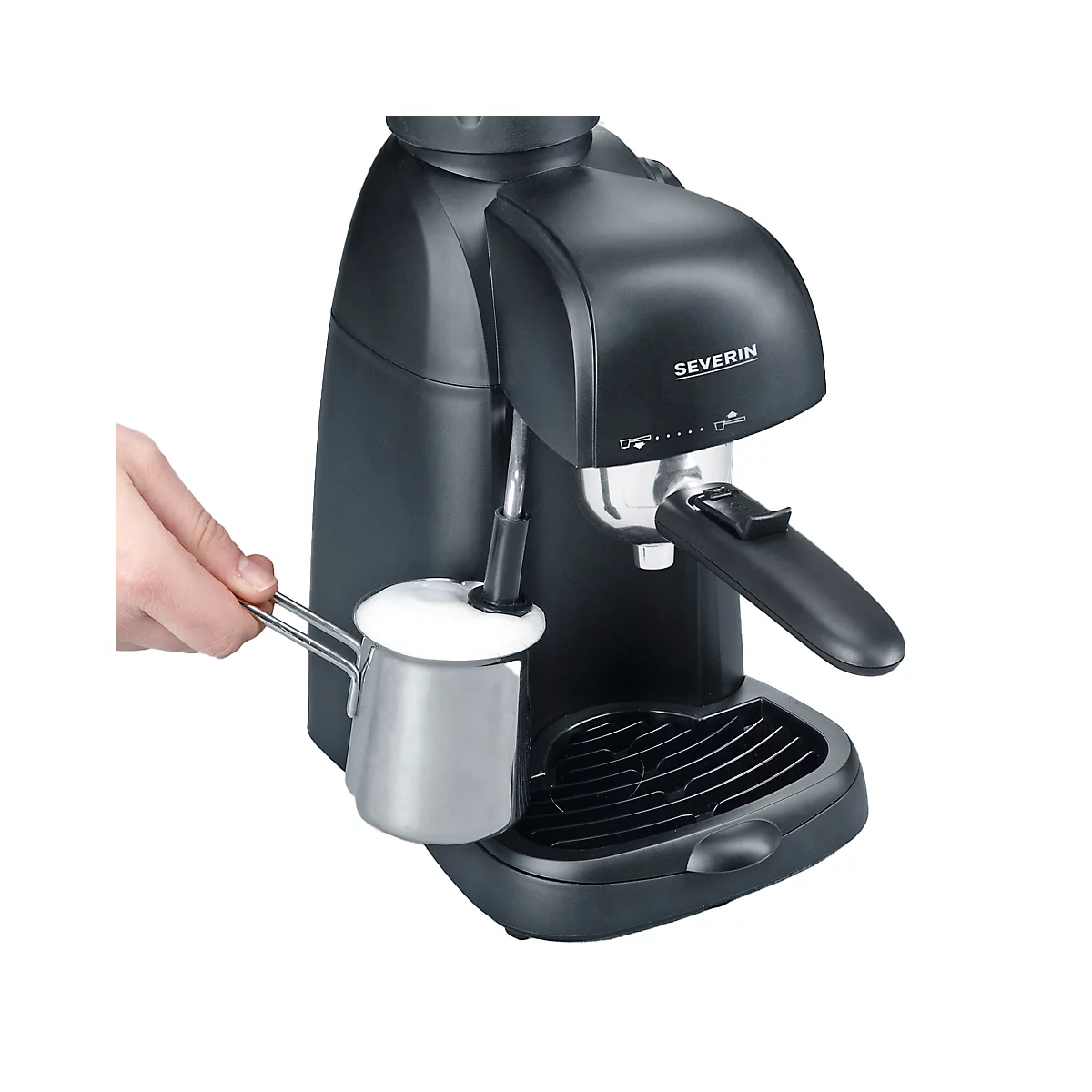 Schwarze Espressomaschine von Severin, mit Milchschaum zubereitend. Eine Hand hält einen kleinen Edelstahl-Milchkännchen.