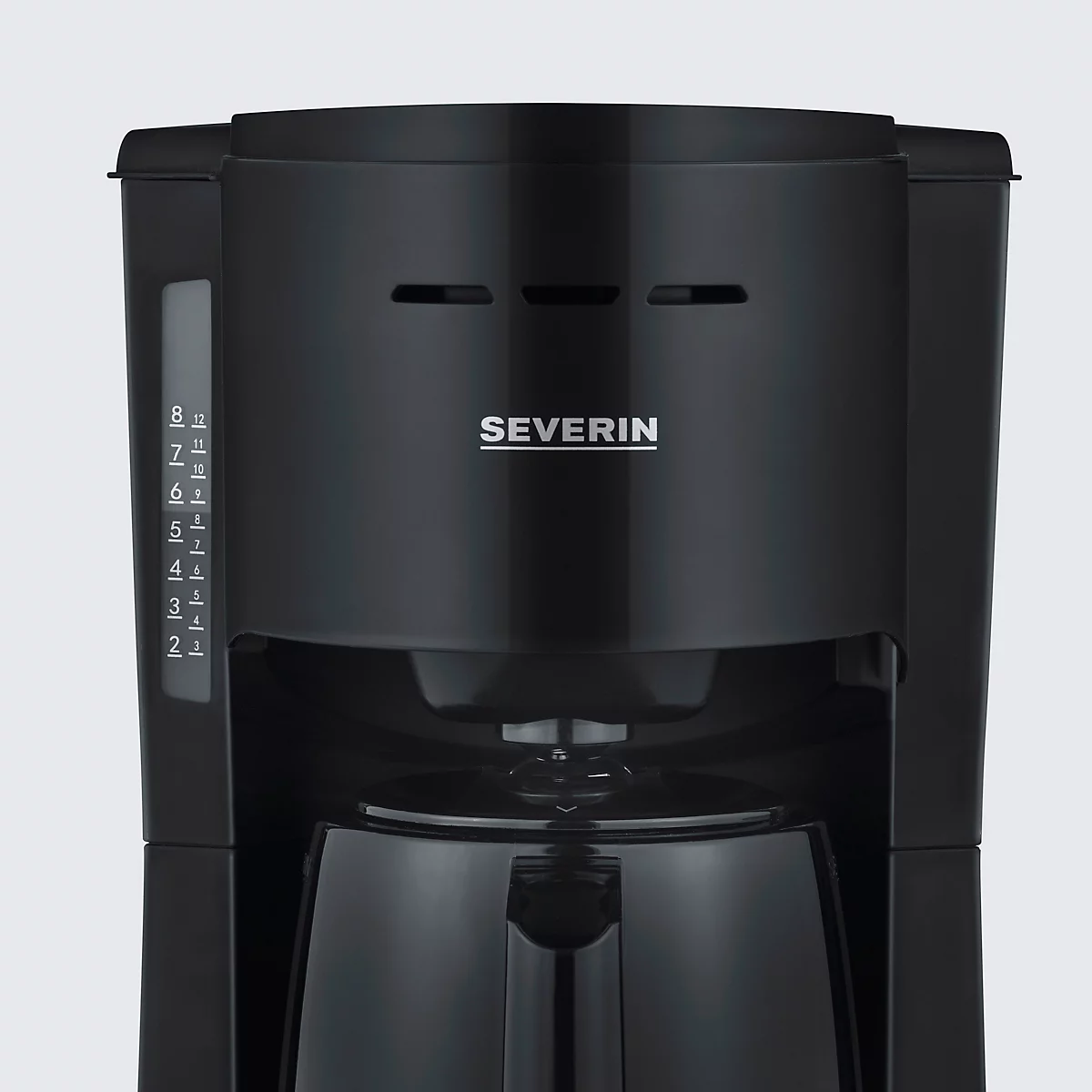 Schwarze Kaffeemaschine von Severin, zeigt Wasserstandsanzeige und Schriftzug.