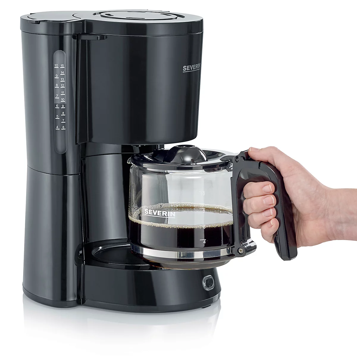 Eine schwarze Kaffeemaschine, aus der gerade eine Glaskanne mit Kaffee entnommen wird. Hand hält den Griff.