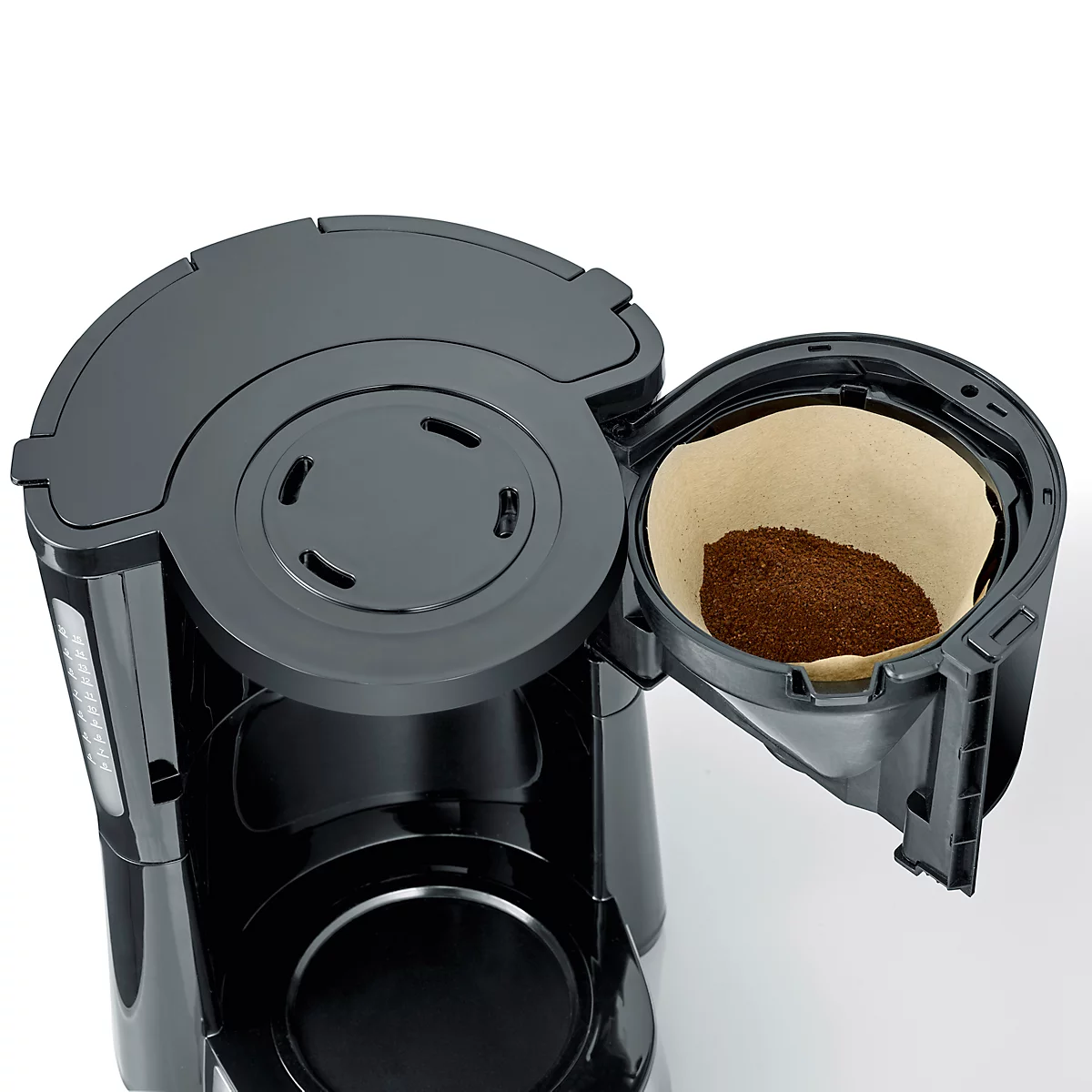 Nahaufnahme einer schwarzen Kaffeemaschine mit geöffnetem Filter, gefüllt mit Kaffeepulver.