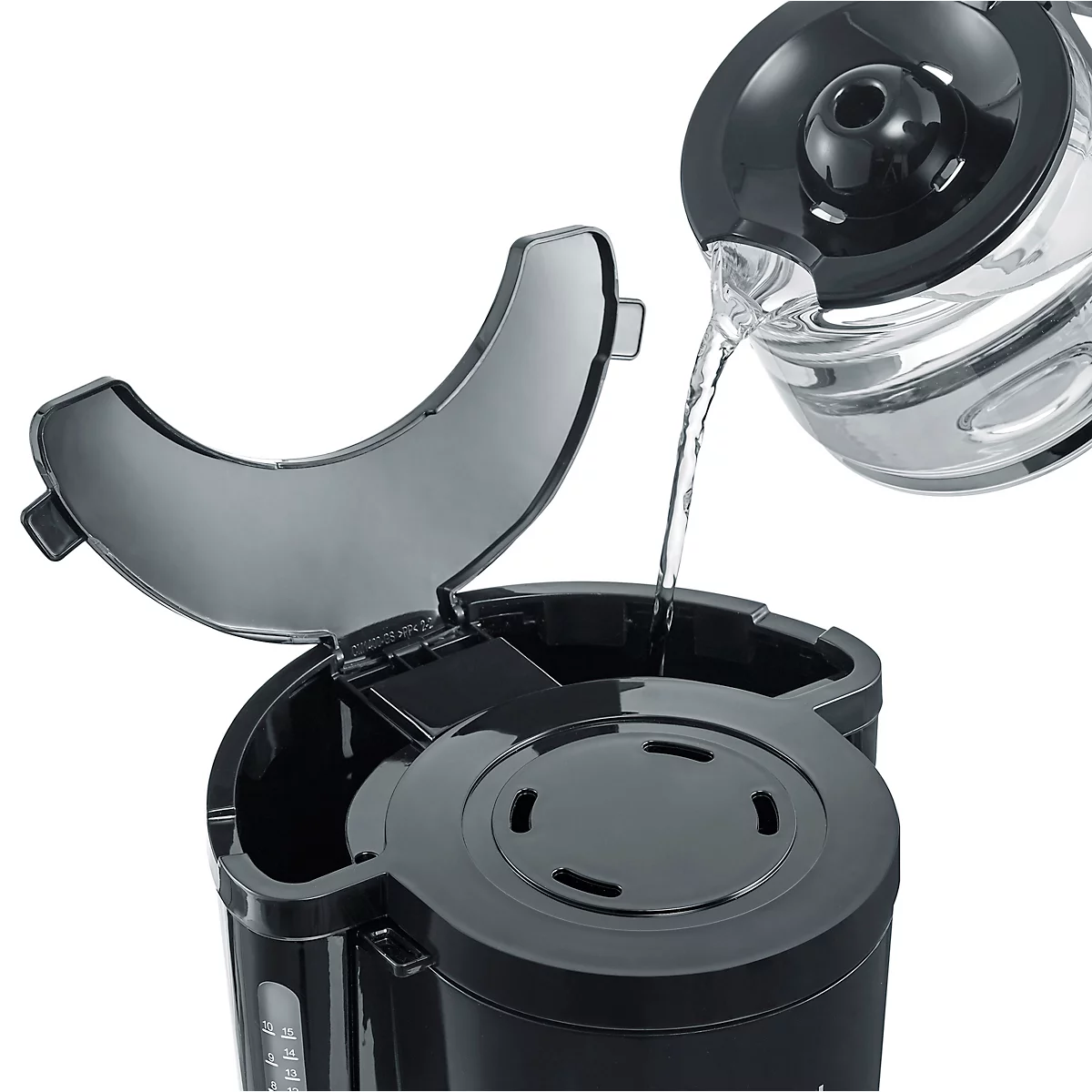 Eine schwarze Kaffeemaschine, in die Wasser aus einem Glaskrug gegossen wird. Der Deckel der Maschine ist offen.