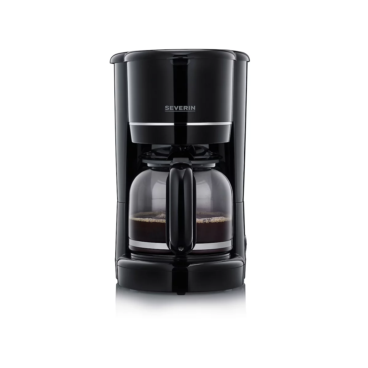 Schwarze Kaffeemaschine mit Glaskanne, gefüllt mit Kaffee. Das Logo SEVERIN ist zu sehen.