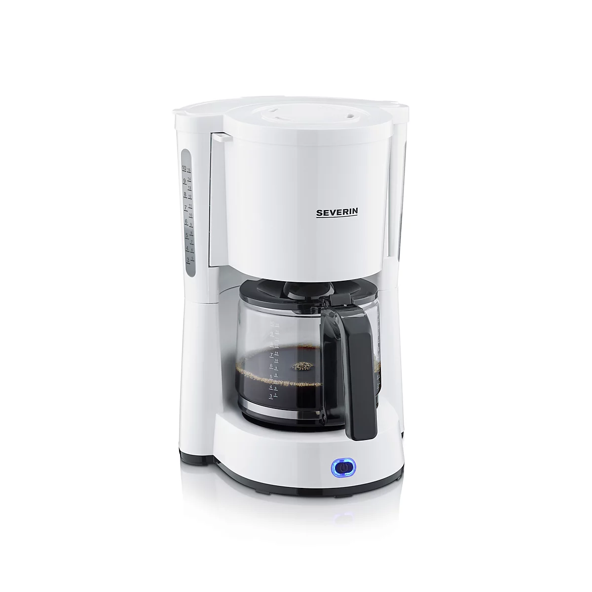 Weisse Kaffeemaschine von Severin, mit Glaskanne gefüllt mit Kaffee. Auf der Unterseite leuchtet ein blauer Knopf.