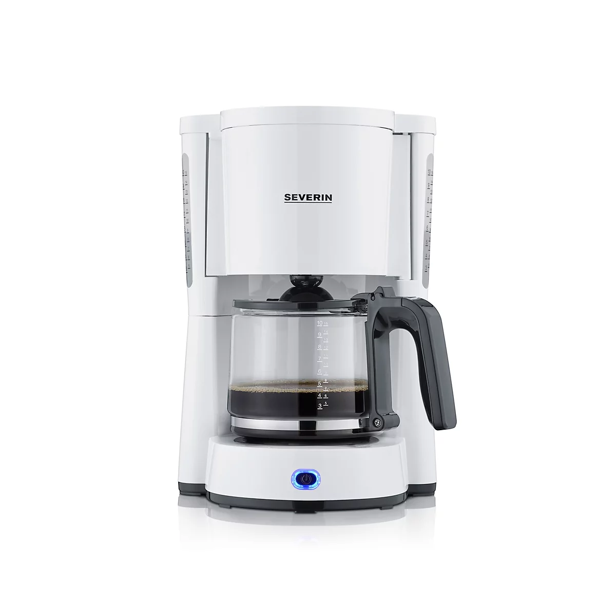 Weisse Kaffeemaschine mit Glaskanne, gefüllt mit Kaffee. Der Schriftzug SEVERIN ist zu sehen. Unten leuchtet ein blauer Knopf.