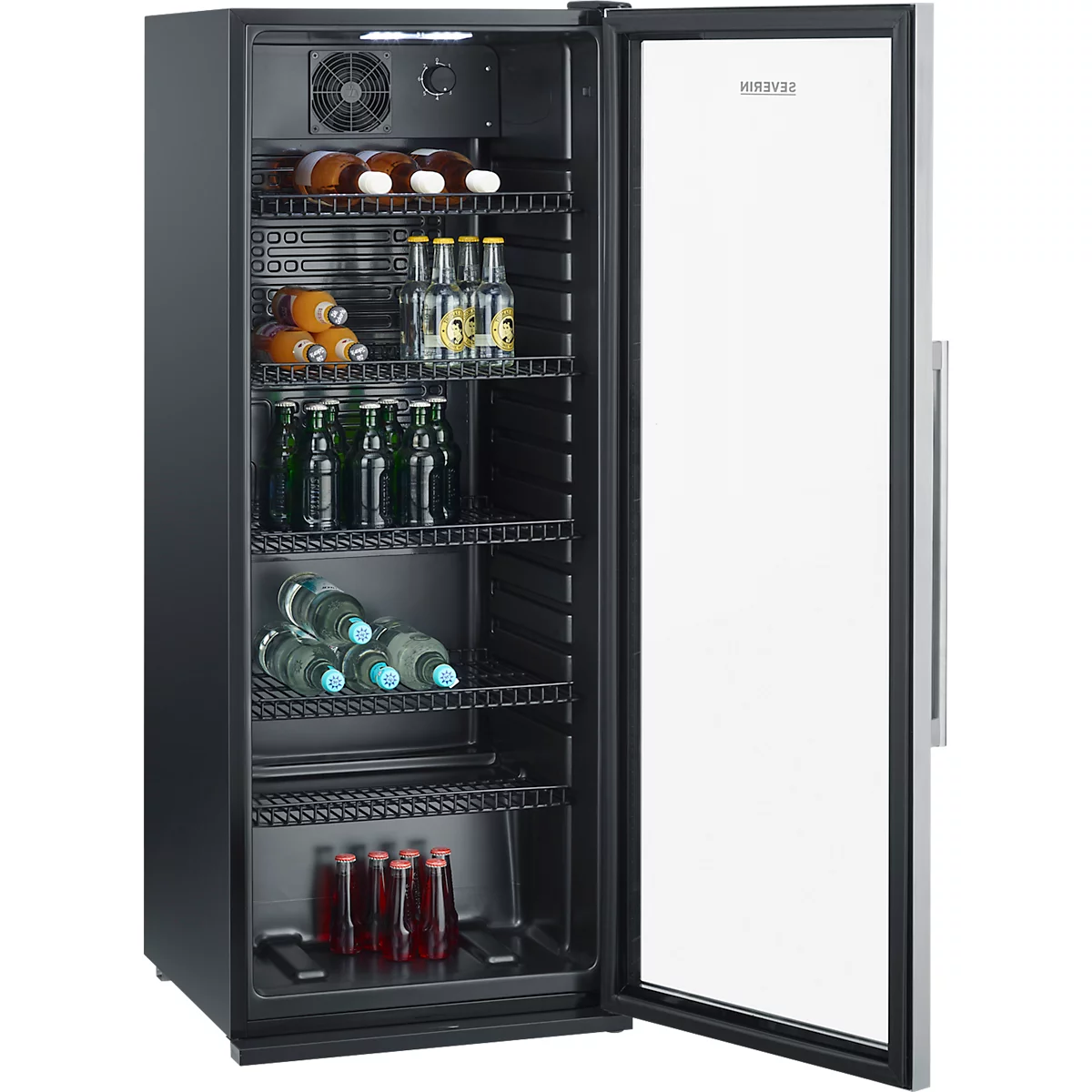 Schwarzer Getränkekühlschrank mit geöffneter Glastür. Mehrere Regale mit Flaschen, u.a. Bier, Limonade und Wasser. Kühlschrank zeigt innen. Logo oben rechts.