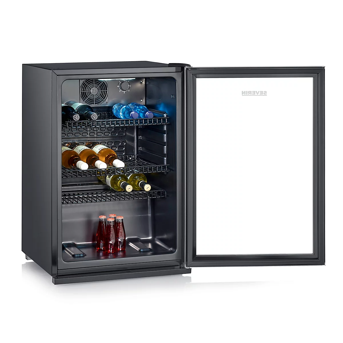 Weinkühlschrank mit geöffneter Tür. Im Inneren befinden sich Wein-, Wasser- und Saftflaschen. Deutlich ist das Logo des Herstellers zu sehen.