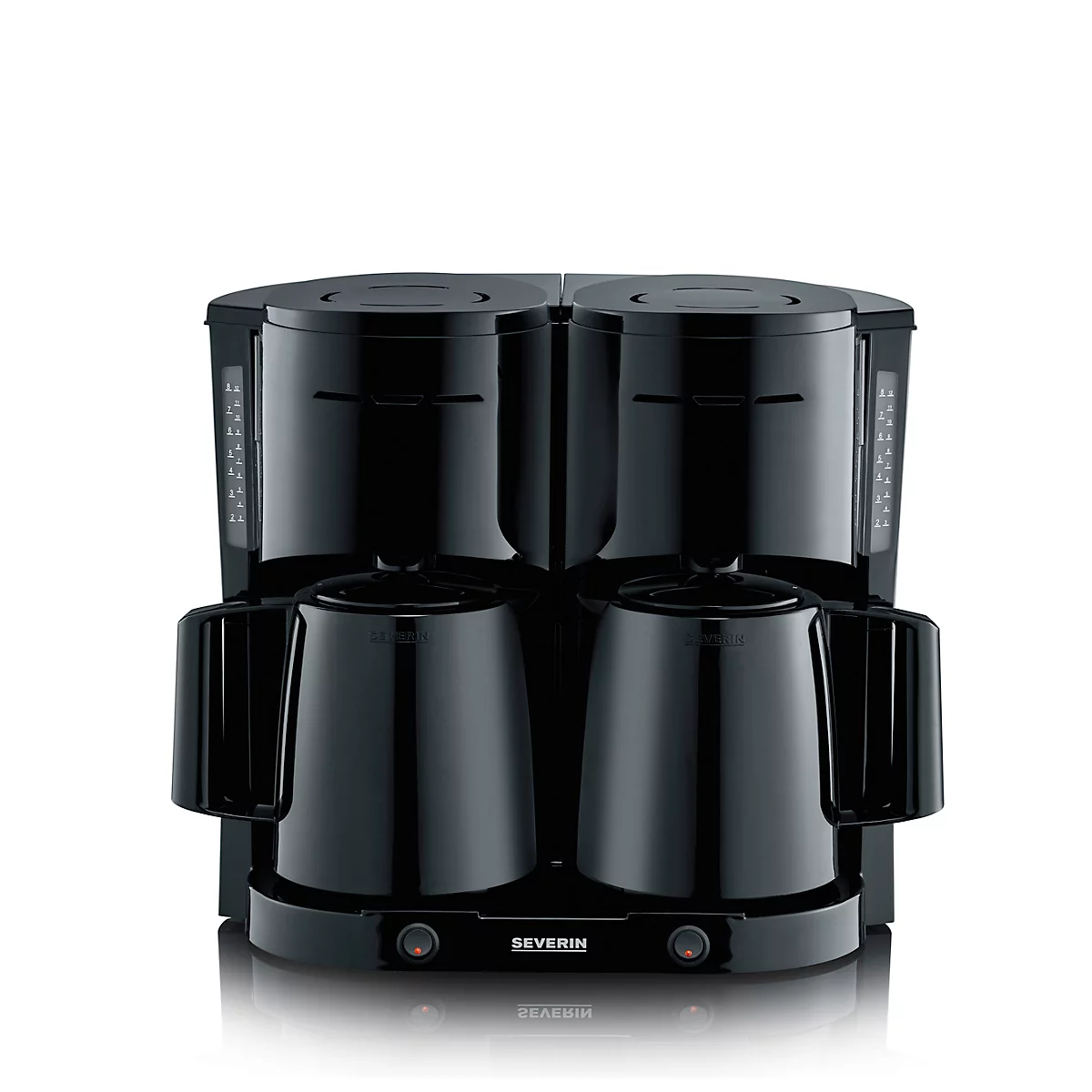 Schwarze Kaffeemaschine, zwei Kannen und zwei Kaffeefilter nebeneinander. Aufschrift "SEVERIN".