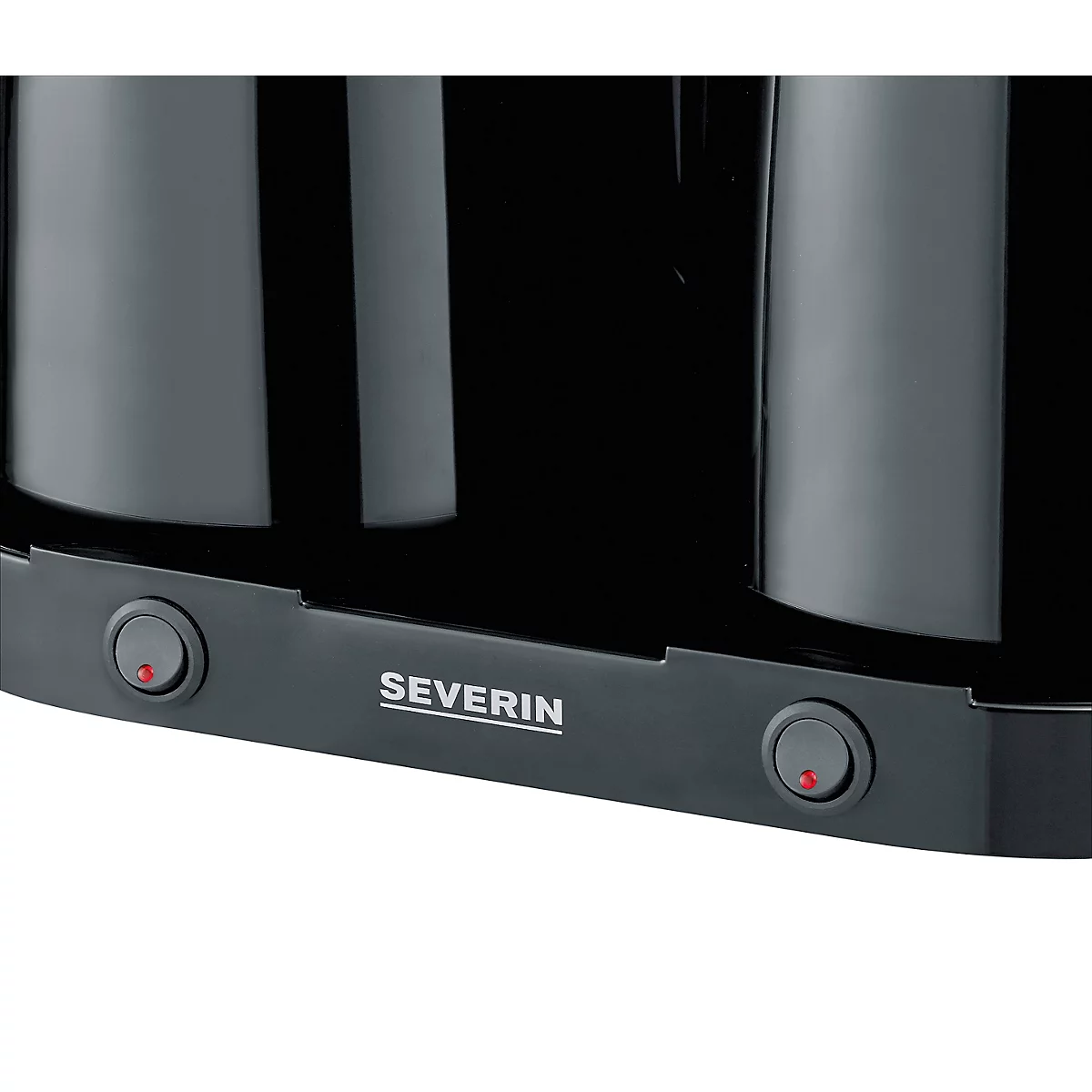 Nahaufnahme einer schwarzen Kaffeemaschine. Unten befinden sich zwei runde Knöpfe mit roten Lichtern. Der Schriftzug "SEVERIN" ist zu sehen.