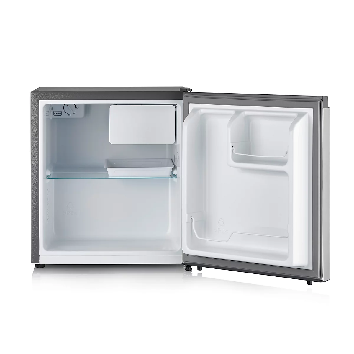 Kleine koelkast, deur open, grijs frame, witte binnenkant. Eén plank, deur met planken.