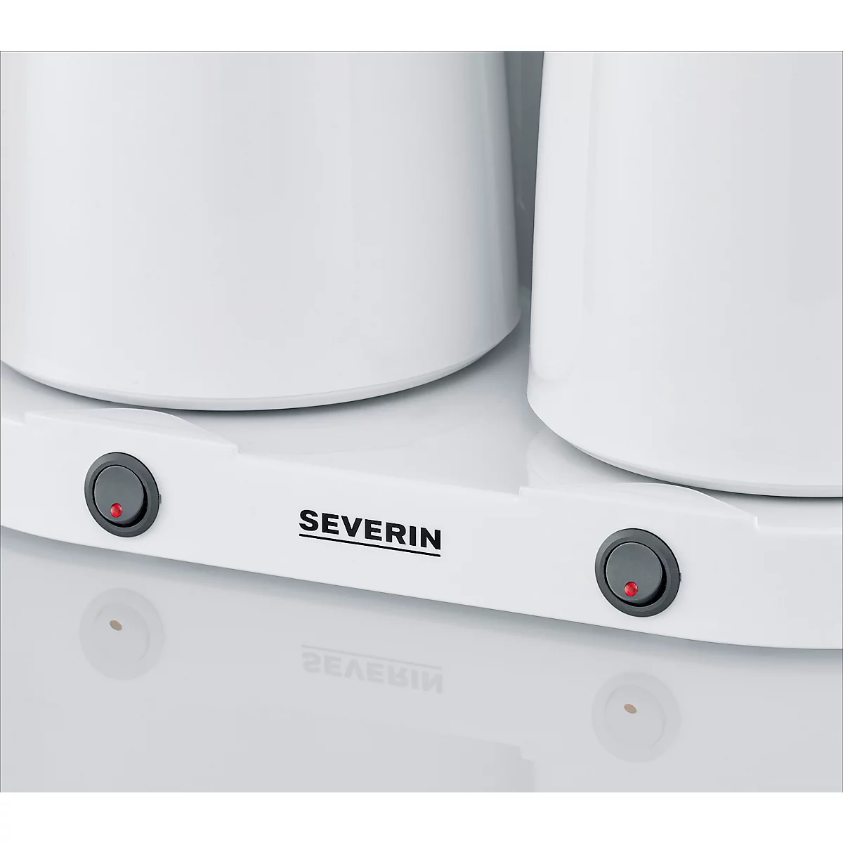 Close-up van een witte koffiemachine met twee knoppen en de tekst SEVERIN. Beide knoppen zijn rood verlicht.