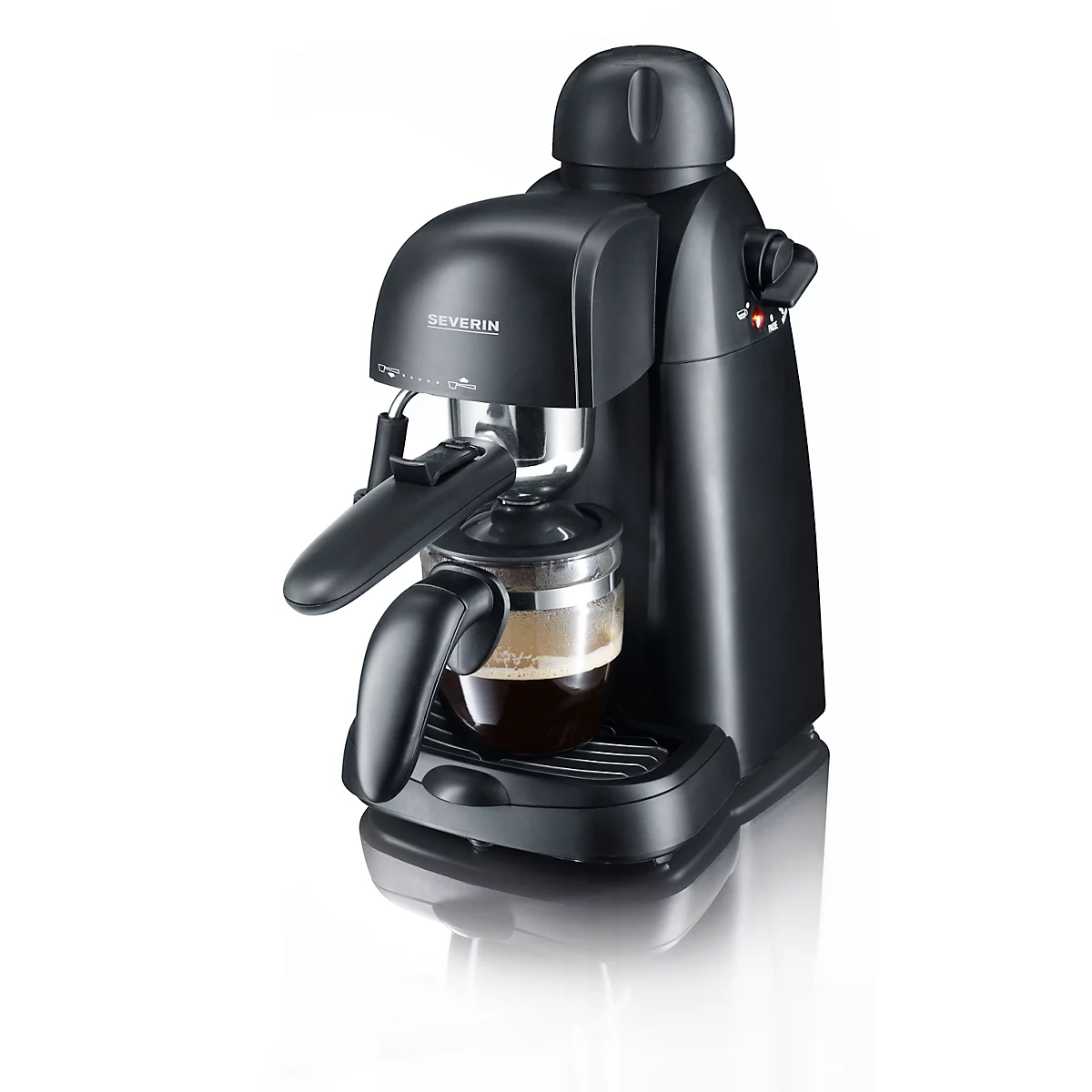 Machine à expresso noire Severin avec une carafe en verre remplie sur fond blanc.