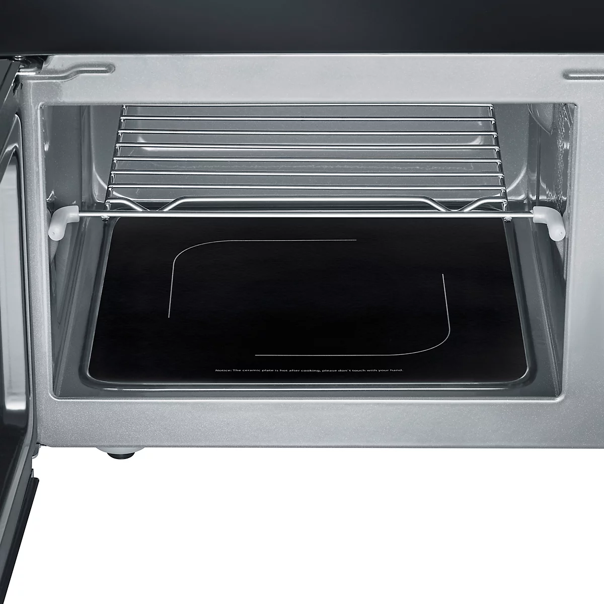 Een open oven met een rooster en zwarte bodem. De binnenwanden zijn zilver.