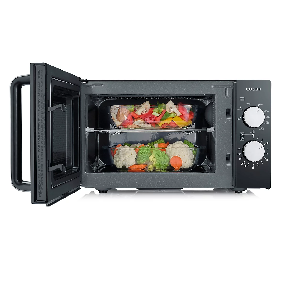 Schwarze Mikrowelle mit geöffneter Tür, in der Gemüse in Glasschalen zubereitet wird.
