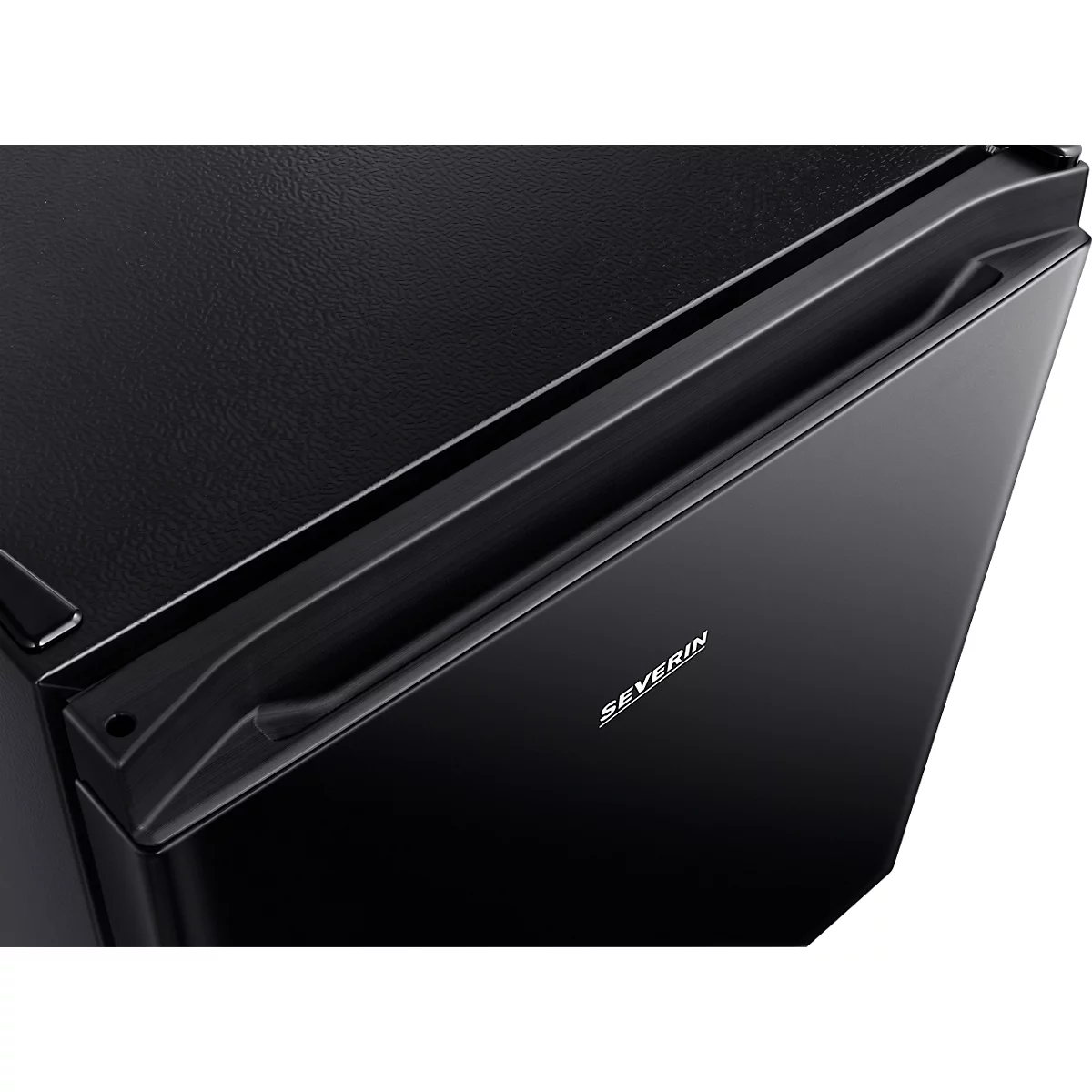 Gros plan sur un réfrigérateur noir avec une poignée et l'inscription SEVERIN.