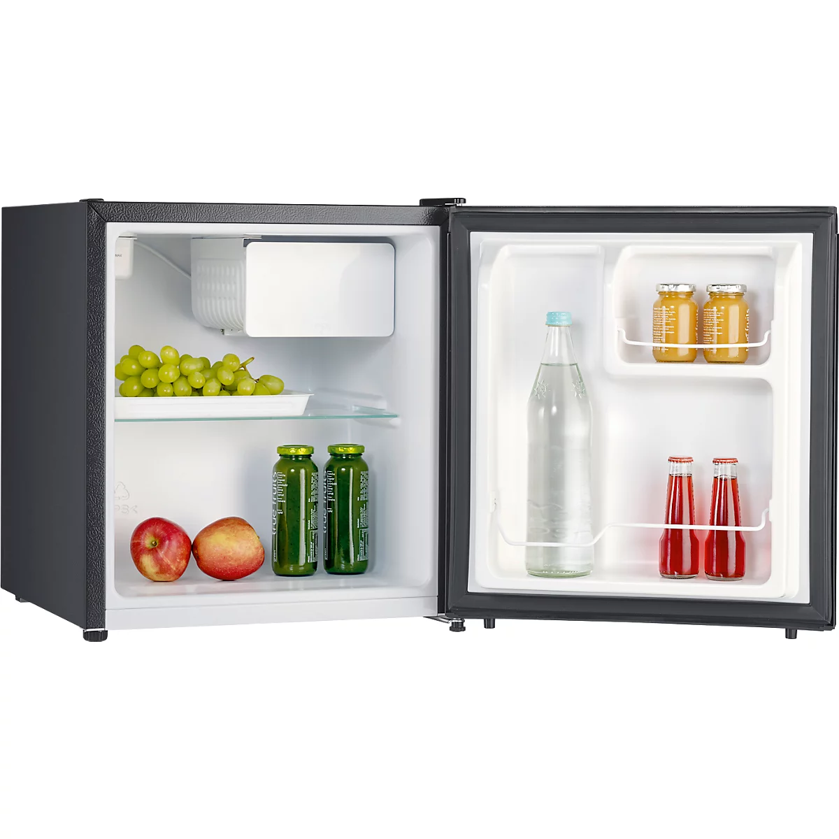Mini koelkast, deur open. Binnen: fruit, sap, water. Zwart, wit.