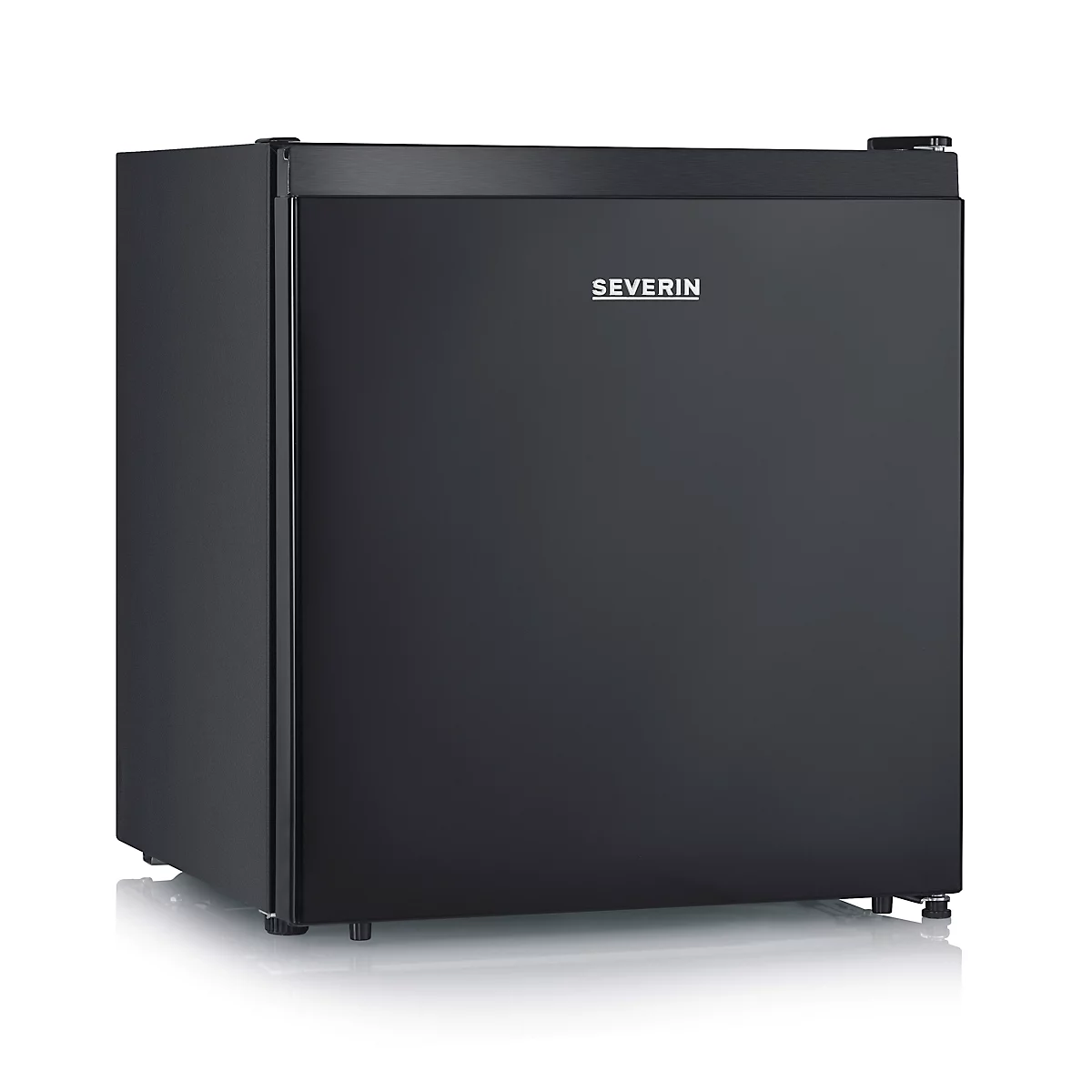 Zwarte koelkast met merklogo. De deur is gesloten en de koelkast staat op een wit oppervlak.