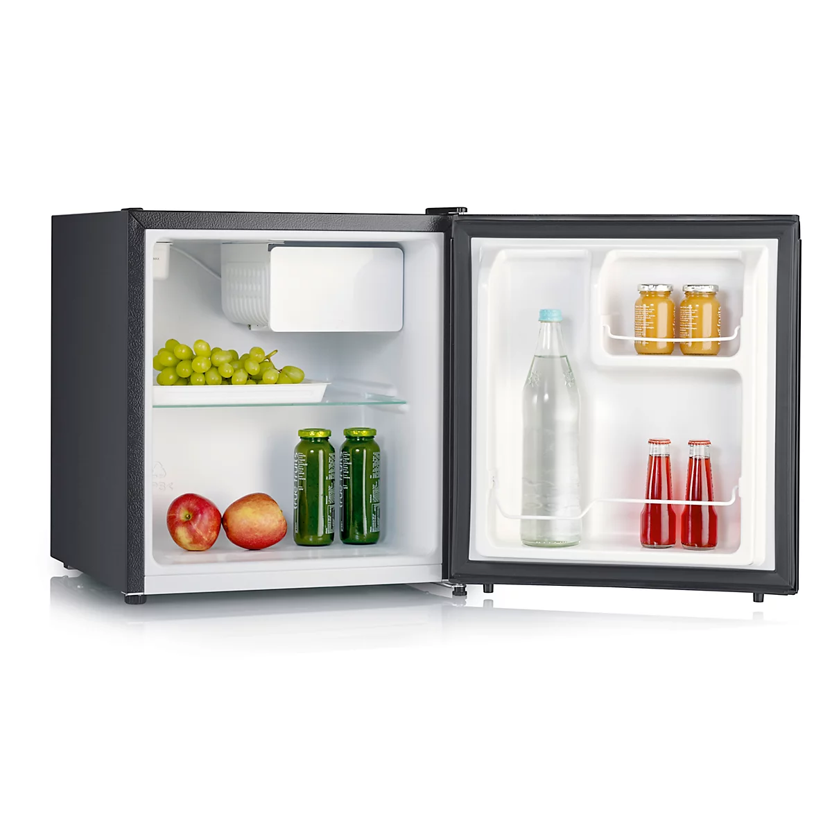 Minikoelkast met open deur, gevuld met fruit, drankjes en ijsblokjes.