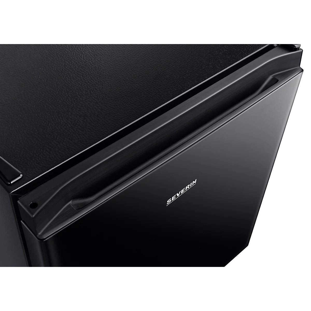 Close-up van een zwarte koelkast met handvat en SEVERIN-opschrift.