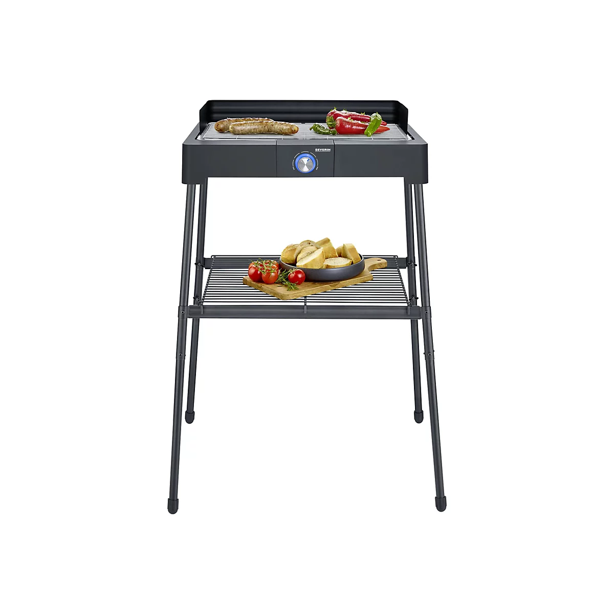 Schwarzer Elektro-Standgrill von Severin mit Würstchen und Gemüse auf der Grillfläche sowie Brot auf der Ablage.