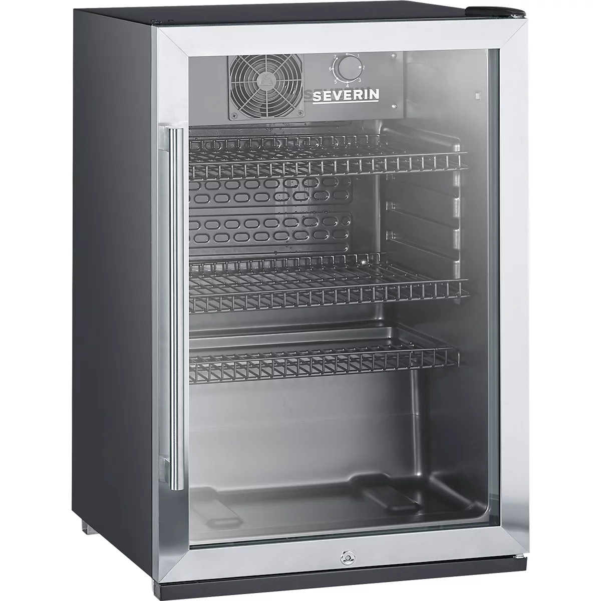 Un réfrigérateur à boissons ouvert et autonome avec une façade en verre. À l'intérieur, on peut voir trois étagères grillagées, au-dessus un ventilateur et l'inscription SEVERIN.