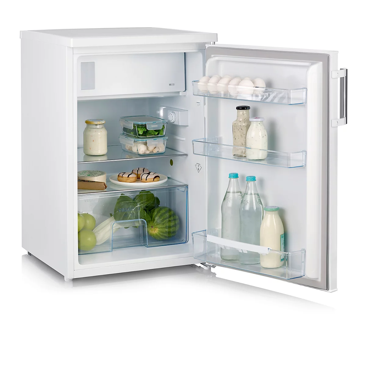 Offener weisser Kühlschrank, gefüllt mit Lebensmitteln. Auf dem Regal Eier, Flaschen, Gemüse, Obst und Gebäck.