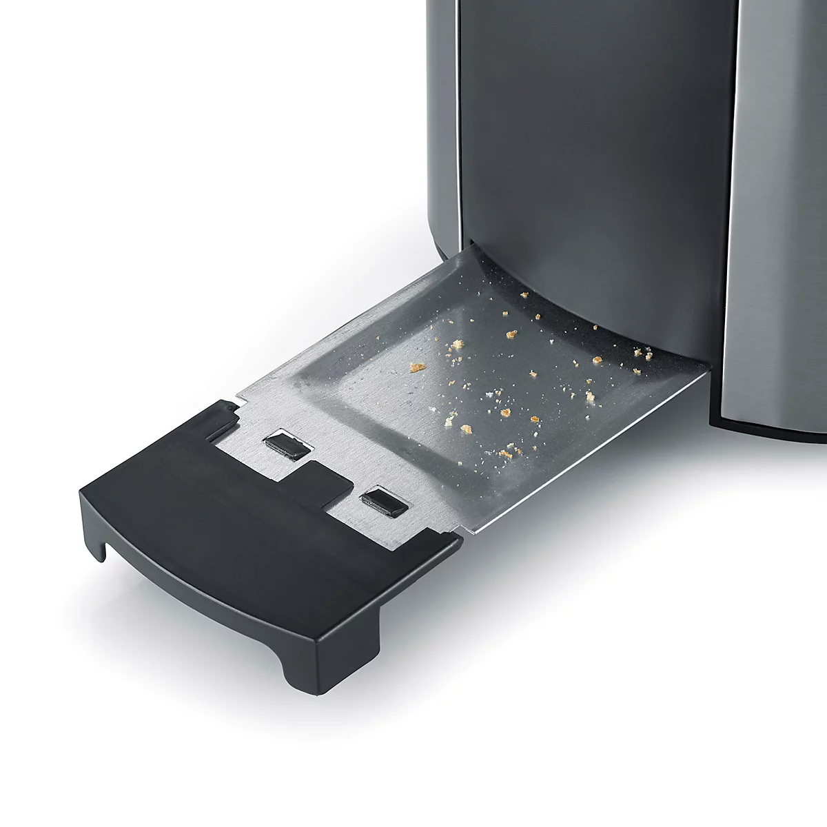 Nahaufnahme einer herausgezogenen Krümelschublade eines Toasters. Die Schublade aus Metall hat einige Brotkrümel, der Griff ist schwarz.