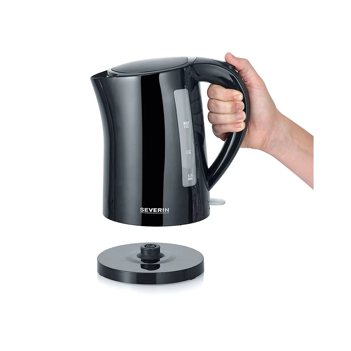 Schwarzer Wasserkocher ohne Kabel mit einem Fassungsvermögen von 1,7 Litern, der von einer Hand gehalten wird; Unterseite steht auf einer Basis.