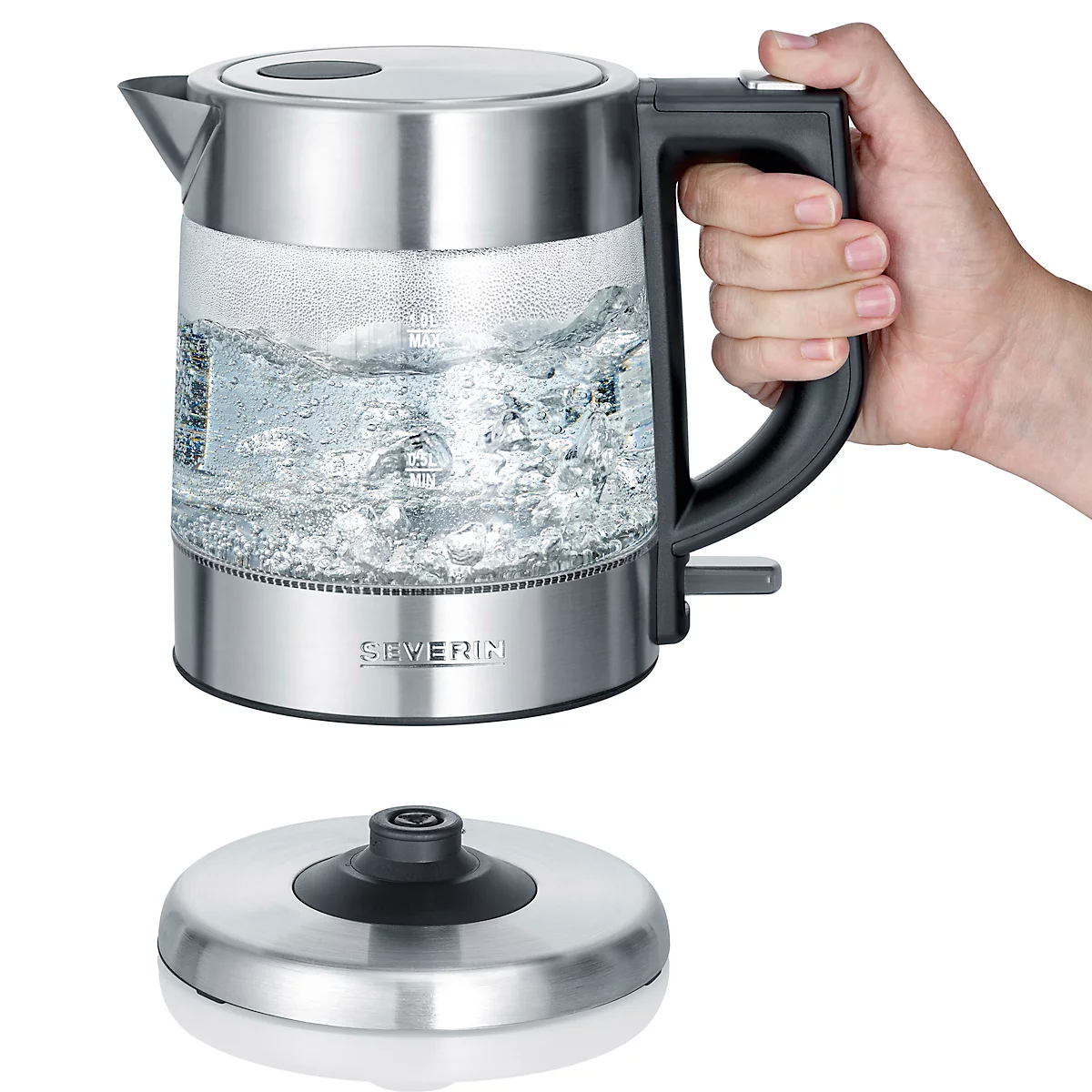 Ein elektrischer Wasserkocher aus Edelstahl und Glas, gefüllt mit kochendem Wasser, wird an einem Griff gehalten.